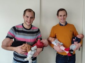 Foto van Rob en Dick met baby's